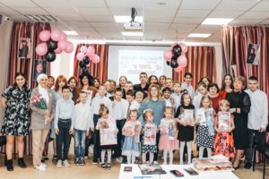 Сегодняшнее утро в нашем Центре началось с Шоу Талантов, посвященного празднованию 8-го Марта!?  Участники Шоу порадовали всех присутствующих своими творческими номерами: ?песнями ?чтением стихов ?и даже стендапом!  А в завершении программы наши молодые мужчины поздравили с наступающим праздником и подарили презенты прекрасной половине Центра?